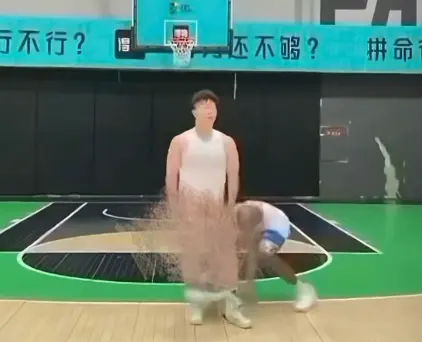 《牛教练的裤子》-牛教练的裤子无删减完整版在线观看-牛教练的裤子黑哥不讲武德偷袭高清视频-全网同步免费观看